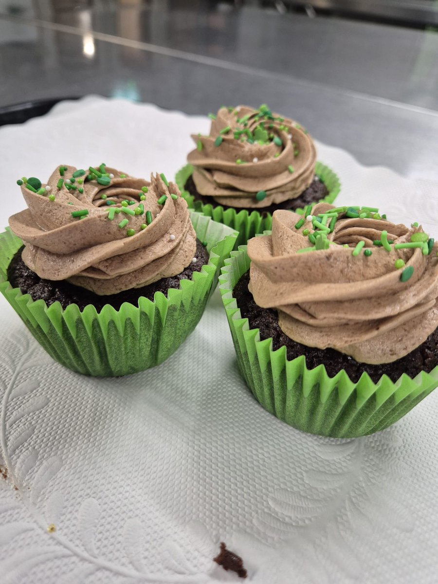 CoombeHospital's tweet image. For the weekend that's in it, patients @CoombeHospital are being well looked after by our superb Catering team. Baileys cheesecake, chocolate cupcakes and Irish apple cake. The only problem is which one to choose? #StPatricksDay @HSEDubMidlands @lillylalogue