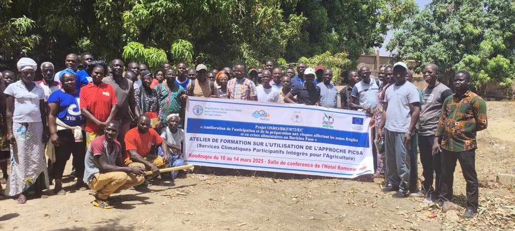 FAOBurkinaFaso's tweet photo. @FAOBurkinaFaso renforce les capacités de 1⃣6⃣ techniciens d’agriculture et d’élevage dont 0⃣3⃣ femmes sur l’approche PICSA (Services Climatiques Participatifs Intégrés pour l’Agriculture).
Appui financier: @ECHO_CWAfrica
Collaboration: #ANAM et #INERA
#PICSA https://t.co/tDf7mDiU6j