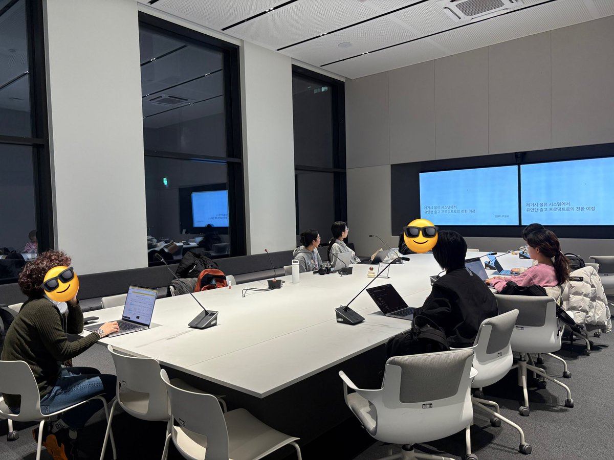 mmmmmmmdev's tweet photo. 기술 세미나/컨퍼런스에서 여성 발표자를 늘리기 위한 Tech Voice For Women 스터디는 순항중입니다~~ 😊

오늘은 AWS의 전 Head of DevRel for APJ 이신 Kris Howard님이 기술 발표 진행에 대한 팁 세션을 진행해주셨습니다. 

Cuckoo로 실시간 번역을 했는데 참여자분들이 도움이 됐다고 코멘트 https://t.co/uYihYSXe1B