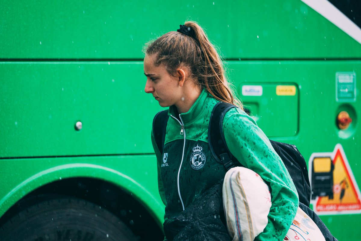 RacingCantera's tweet photo. 🚍 La expedición del #RacingFem inicia su viaje a Barcelona a bordo de @Alsa_autobuses para medirse mañana sábado al @CEEuropa (17:30 horas; Nou Sardenya) #SegundaFederaciónFutFem https://t.co/Uaht94sBPz