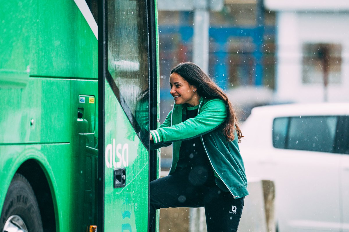 RacingCantera's tweet photo. 🚍 La expedición del #RacingFem inicia su viaje a Barcelona a bordo de @Alsa_autobuses para medirse mañana sábado al @CEEuropa (17:30 horas; Nou Sardenya) #SegundaFederaciónFutFem https://t.co/Uaht94sBPz