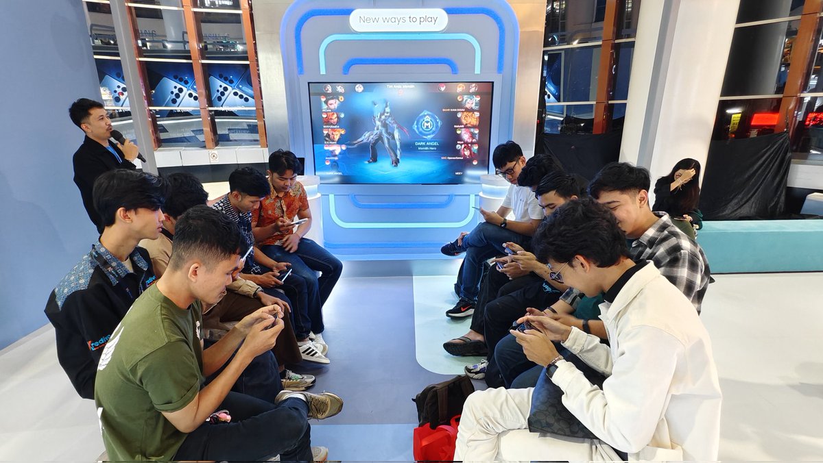 Snapdragon_ID's tweet photo. Mabar dulu di Bandung Electronic Center bareng Snapdragon Insiders dan @samsungID!

Langsung menuju #GalaxyStudioBEC hingga Minggu ini, dan cobain #GalaxyS25Series yang ditenagai #Snapdragon 8 Elite for Galaxy bareng temen-temen! 🤓 https://t.co/D7e5VF42oZ