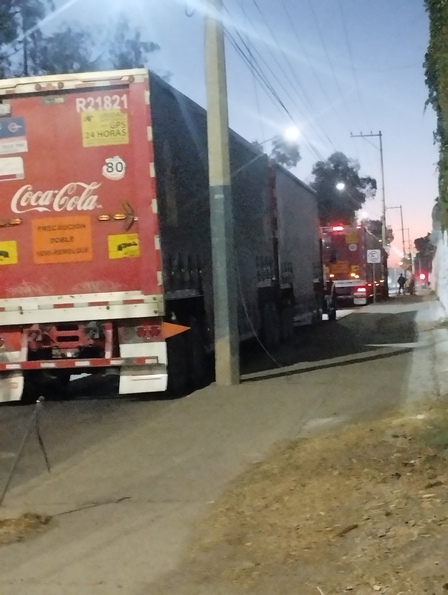 adcl6's tweet photo. @atencionaleon @municipio_leon @movilidad_leon   día tras día coca cola a tomado el blvd la luz como estacionamiento, dificultando el cruce, estacionándose en lugares con señal de no estacionarse. Hoy hay 5 camiones y nadie hace nada https://t.co/byglMYMiyF
