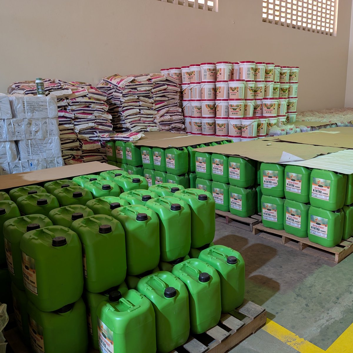 agrodynamicsltd's tweet photo. Friday Warehouse Sneak Peek!
Stocked, sealed, and ready for delivery! Our DUTCH SPROUT N-EXTRA PREMIUM fertilizer is here to boost your farm’s productivity. We ensure farmers across Uganda get the best quality inputs for a bountiful harvest.
Secure yours today!
#AgroDynamics https://t.co/4eOVUILkN1