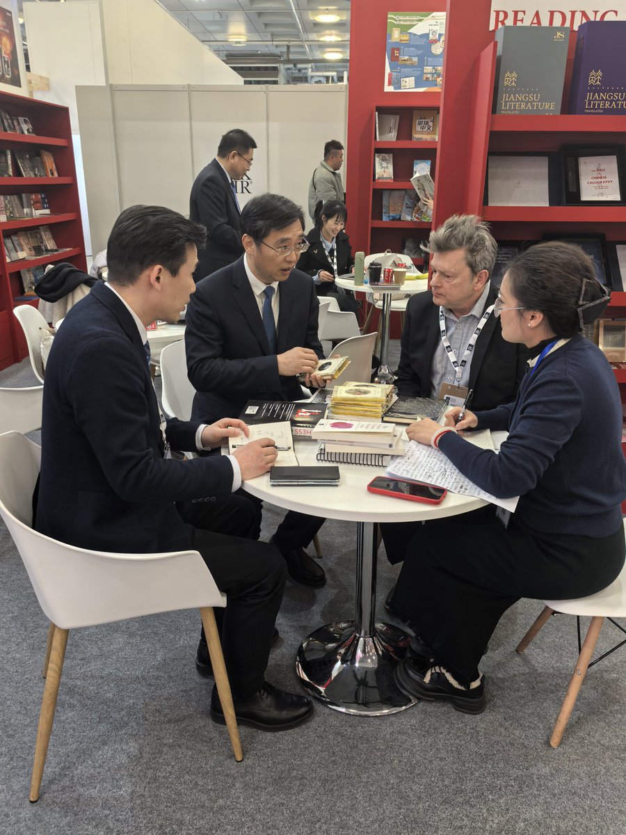 phoenix_review's tweet photo. On the afternoon of March 12 local time in London, Phoenix Xinhua Printing Group and Flame Tree Publishing (UK) signed a 2025 printing services cooperation agreement at the 2025 #LondonBookFair. https://t.co/Klt3YXwSkH