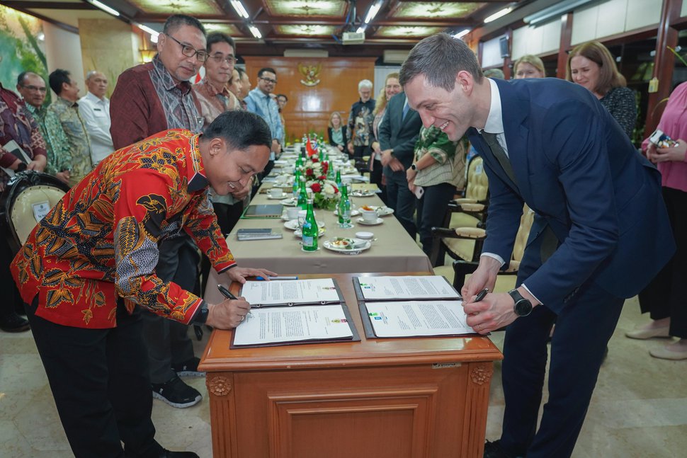 Development Today (@devtodayjournal) on Twitter photo Norwegian diplomats responded fast to media reports warning of political nepotism after Forestry Minister <a href="/RajaJuliAntoni/">Raja Juli Antoni, MA., Ph.D.</a> appointed 11 members of his Solidarity Party to oversee a fund that has received NOK 2.4b in #rainforest aid. #Indonesia #Norway development-today.com/archive/2025/d… Norwegian diplomats responded fast to media reports warning of political nepotism after Forestry Minister <a href="/RajaJuliAntoni/">Raja Juli Antoni, MA., Ph.D.</a> appointed 11 members of his Solidarity Party to oversee a fund that has received NOK 2.4b in #rainforest aid. #Indonesia #Norway development-today.com/archive/2025/d…