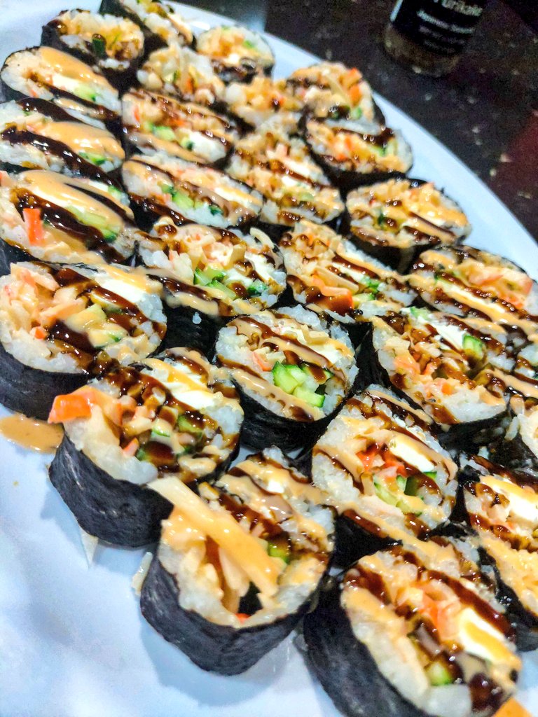 ChelsiDcassi's tweet image. Made sushi on Tuesday because the craving was too real. Crab, cream cheese and cucumbers. 😍