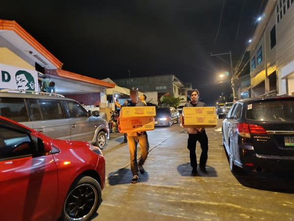 archiekins29's tweet photo. Kaya pala nagtipon-tipon ang mga tao sa labas ng bahay ni FPRRD dahil may bali-balita na magsasagawa ng raid ang kapulisan. ๐ต๐ญ๐๐ Maisug
#BringPRRDHome
#BringPPRDBackToThePh
#WeAreNotFilipinoForNothing
#WeStandWithFPRRD https://t.co/Cju9Gzxfnn