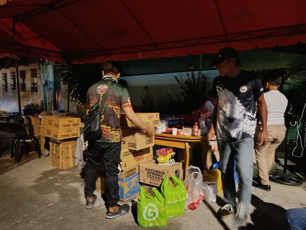 archiekins29's tweet photo. Kaya pala nagtipon-tipon ang mga tao sa labas ng bahay ni FPRRD dahil may bali-balita na magsasagawa ng raid ang kapulisan. ๐ต๐ญ๐๐ Maisug
#BringPRRDHome
#BringPPRDBackToThePh
#WeAreNotFilipinoForNothing
#WeStandWithFPRRD https://t.co/Cju9Gzxfnn