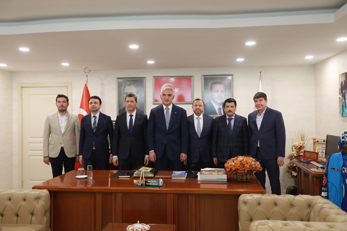 alicetin_07's tweet photo. Kültür ve Turizm Bakanımız Sn. Mehmet Nuri Ersoy’u (@MehmetNuriErsoy ) İl Başkanlığımızda ağırladık. 

MKYK Üyemiz, Milletvekillerimiz ve İlçe Başkanlarımız ve teşkilatımızla bir araya gelerek çalışmalarımızı değerlendirdik. 
Sayın Bakanımıza her zaman desteklerinden dolayı teşekkür ediyorum.