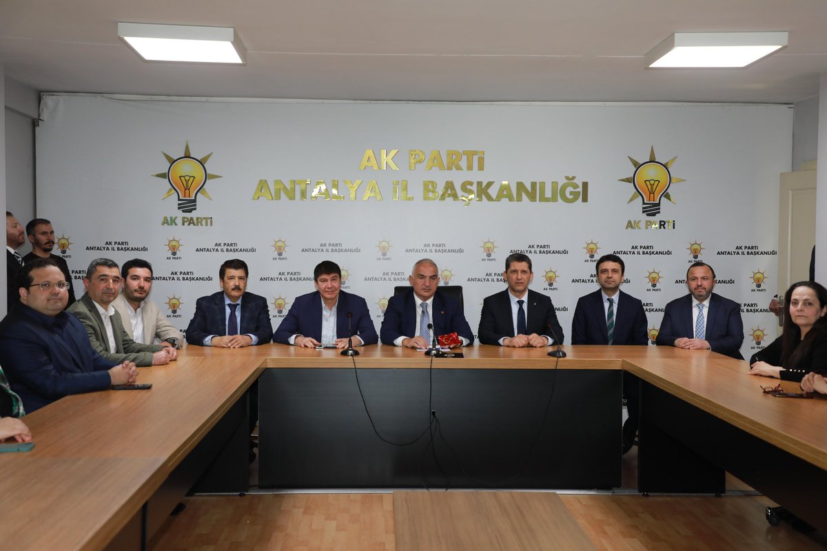 alicetin_07's tweet photo. Kültür ve Turizm Bakanımız Sn. Mehmet Nuri Ersoy’u (@MehmetNuriErsoy ) İl Başkanlığımızda ağırladık. 

MKYK Üyemiz, Milletvekillerimiz ve İlçe Başkanlarımız ve teşkilatımızla bir araya gelerek çalışmalarımızı değerlendirdik. 
Sayın Bakanımıza her zaman desteklerinden dolayı teşekkür ediyorum.