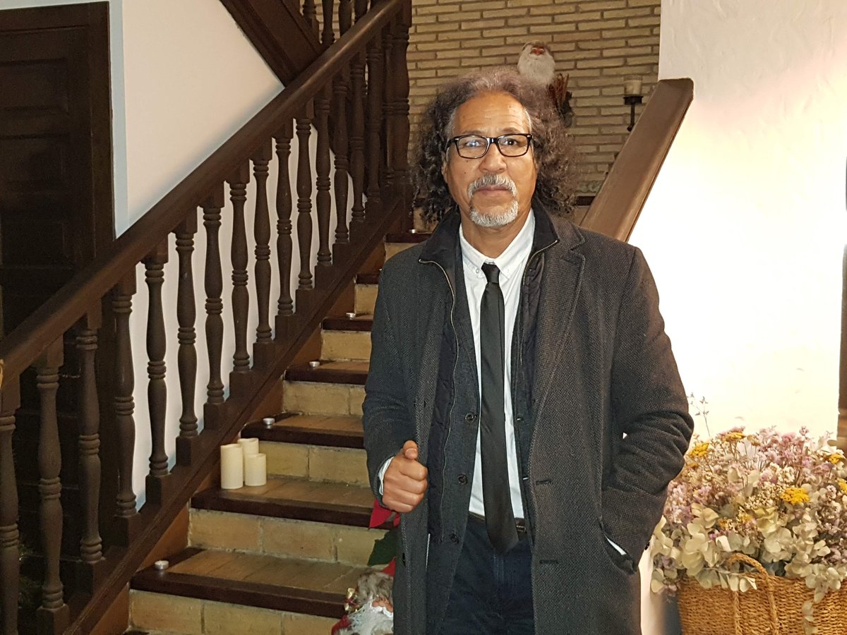 El académico y escritor saharoespañol el Dr. Bahia MH Awah en el I Congreso Int. Lengua Española en la Universitat Basel, Suiza blogs.elpais.com/donde-queda-el… a través de <a href="/el_pais/">EL PAÍS</a>