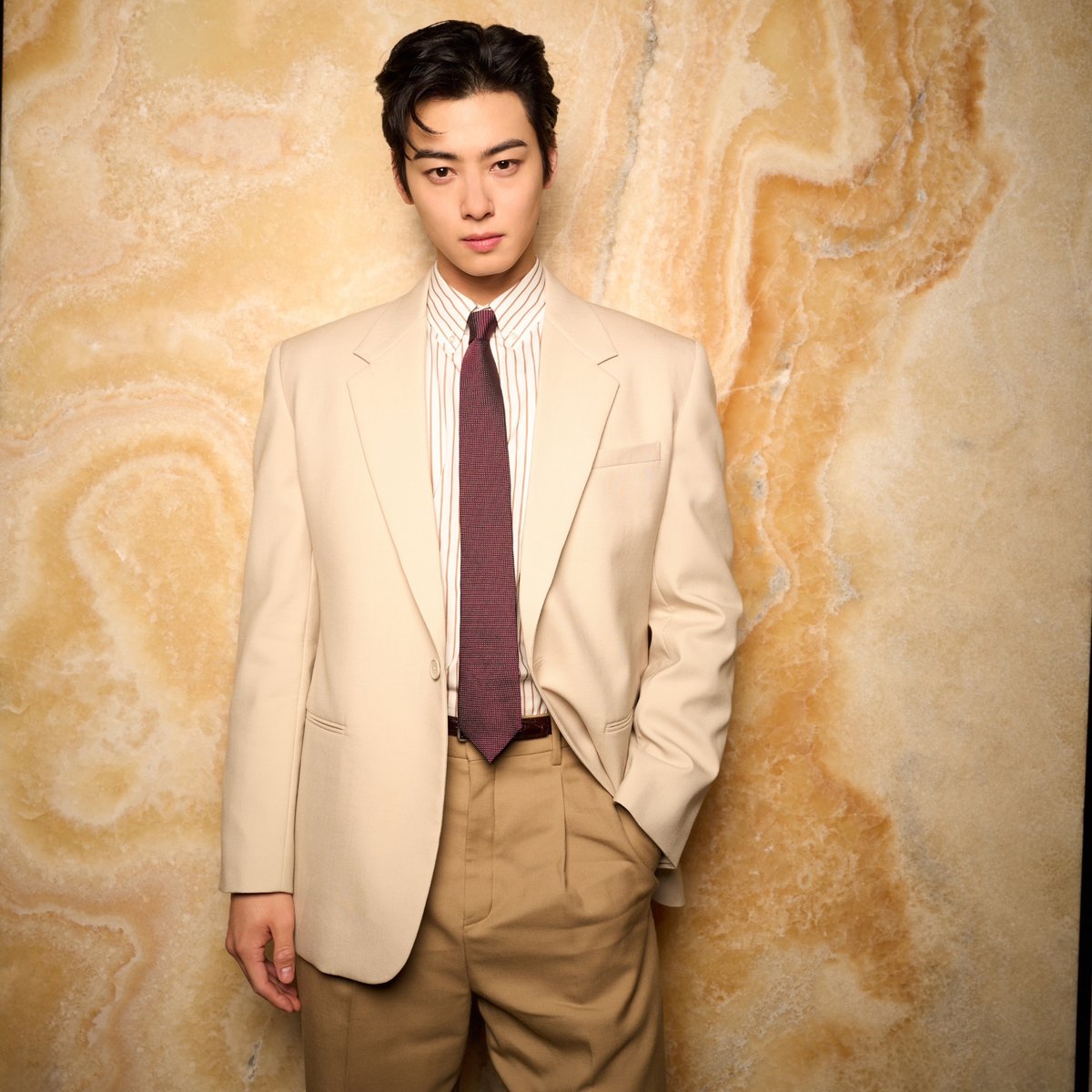 SaintLaurentJP's tweet photo. 2025年冬 ウィメンズショー 
バイ アンソニー・ヴァカレロ 
━━━━━━━━━━━━ 
ロゼとチャ・ウヌの姿をショー会場にてキャッチ。 

▼ショーの全容はこちら 
https://t.co/vOdF27fDpB 
#YSL #SaintLaurent #サンローラン https://t.co/OlW1r7Ljw3