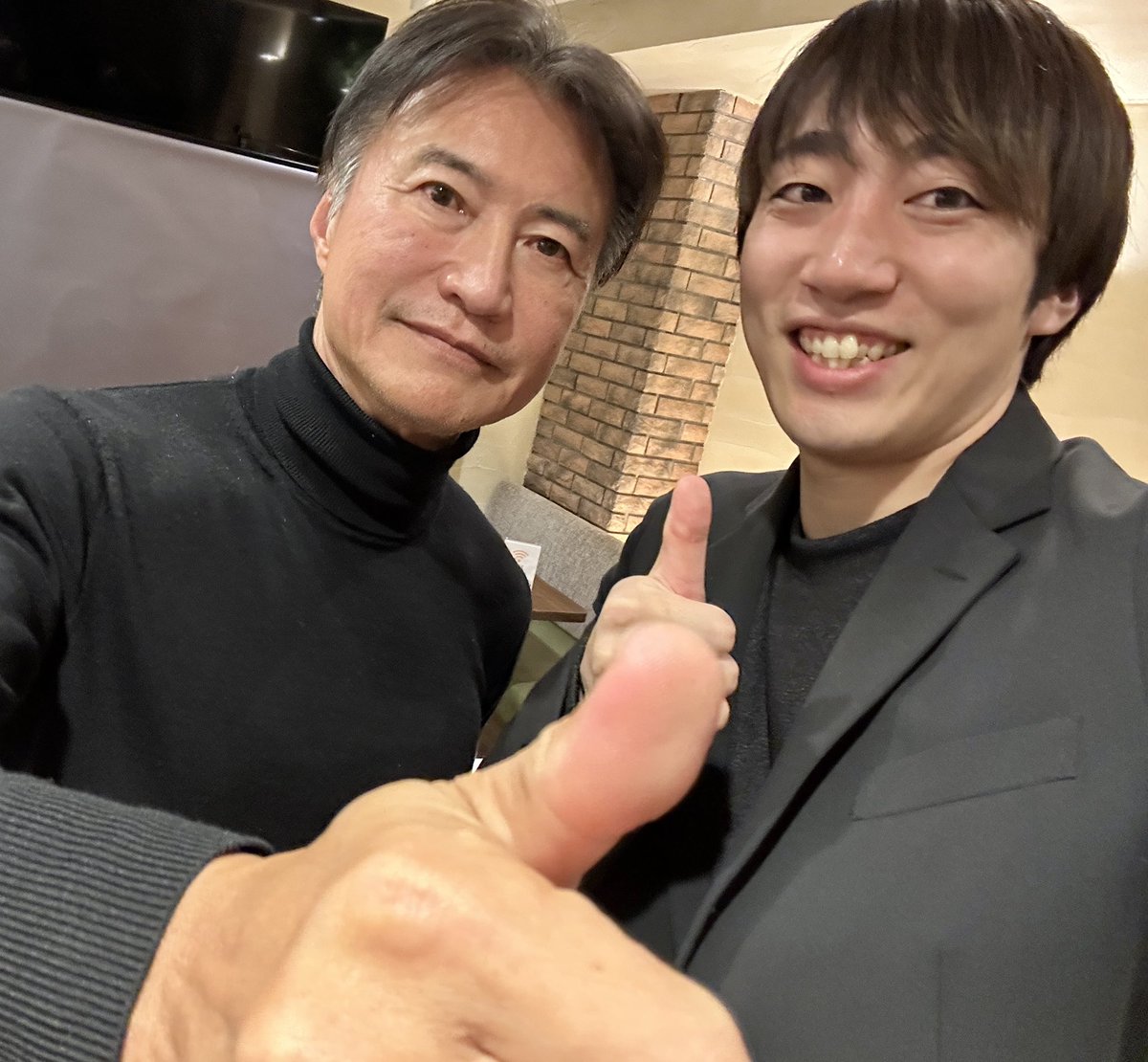 innovation_ogi's tweet photo. 再度、南原さん(@nambaratatsuki )にお会いできて光栄です！
今回は「儲け損ねたシリーズ」の話が最高でした！！

・もし1985年、ほぼ砂漠のドバイで100万円の土地を買っていたら…今、10億円になっていた事

・ライザップの時価総額がたった5億から500億に急成長した件 https://t.co/bDDue0HwSz