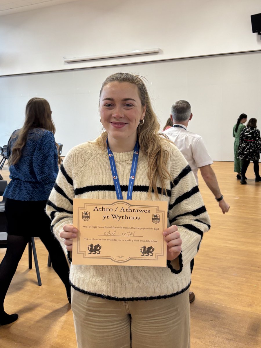 🏴󠁧󠁢󠁷󠁬󠁳󠁿Llongyfarchidau i athro yr wythnos. Da iawn i athrawes TAR am fod mor brwdfrydig a positif wrth hyrwyddo Cymraeg.
🇬🇧Congratulations to teacher of the week. Well done to our ITE student for being so enthusiastic and positive when promoting Cymraeg.