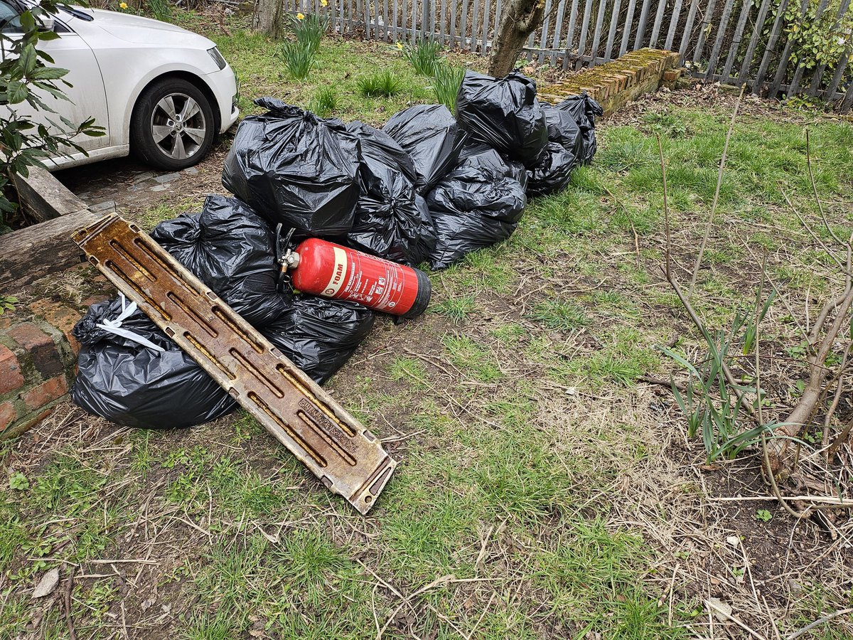 Great morning with <a href="/CRTRobLangdon/">CRT Rob</a>  on the canal litter picking 😃 Thanks Rob &amp; <a href="/CanalRiverTrust/">Canal & River Trust</a>