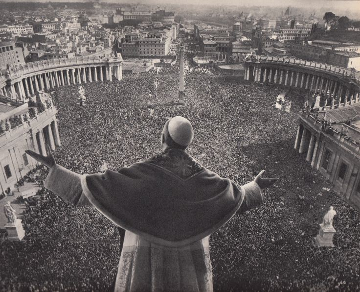 trad_west_'s tweet photo. Famous picture of Pope Pius X11 addressing the crowds in St Peters Square, Rome 🇻🇦 https://t.co/CrQAe16Z8M