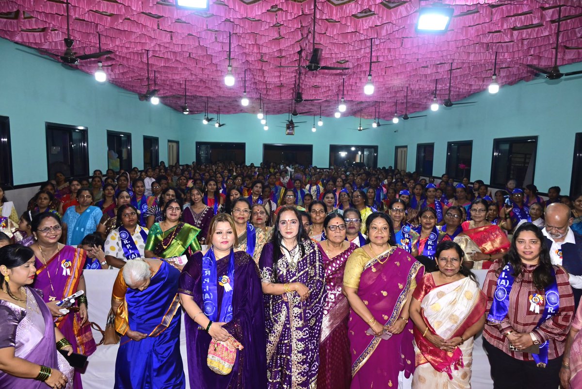 RamdasAthawale's tweet image. जागी होत आहे गावागावातील नारी 
मग का येणार नाही तुमची सत्तेमध्ये बारी 
तुम्हाला करावी लागेल दीक्षाभूमीची वारी 
त्या शिवाय पुढे येणार नाही बौद्ध समाजाची नारी!! 
#RPI  #woman wing 
#महिलाआघाडी #मुंबई