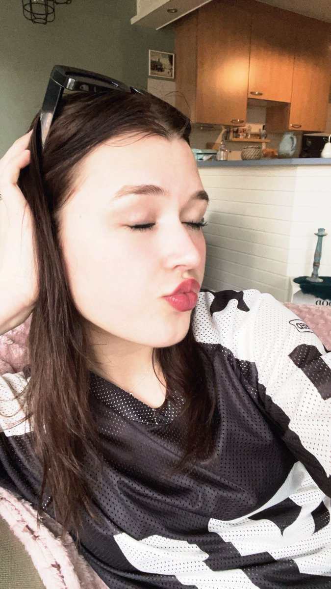 GodinLisa999's tweet photo. Welke loser heeft zin in een online sessie met mij of een dubbele sessie met mij en mijn vriendin😌😘 DM MIJ!!

#loser #slaaf #geldslaaf #tikkieslaaf #humanatm #meesteres #paypig #paypiggy #voetfotos #dominatie #godin #goddes #sissyboy #spoiledbrat #sessies https://t.co/rtxAYSiptn
