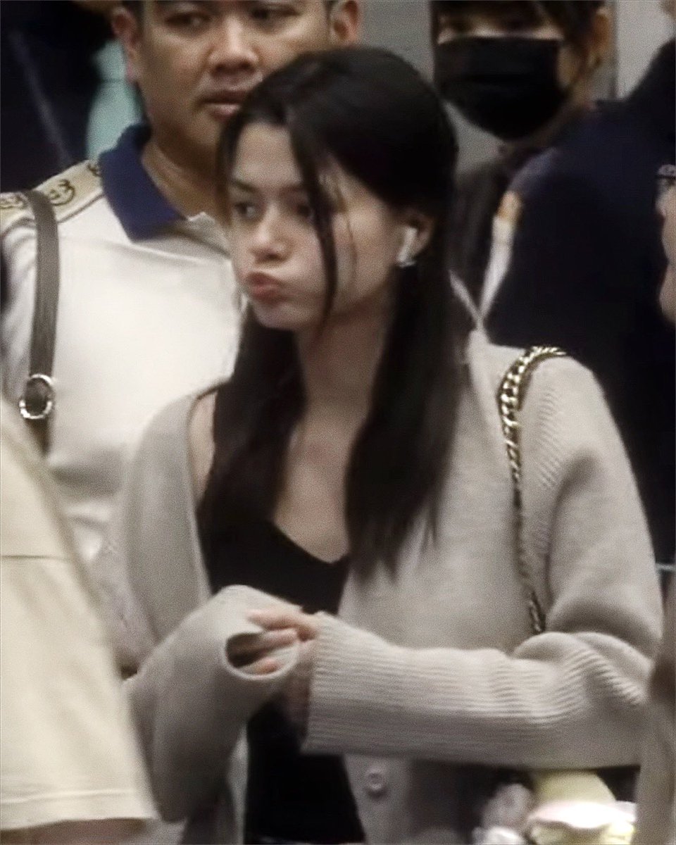 svnfleurr's tweet image. the cutest pout