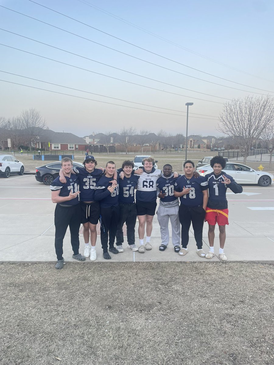 CoachHoneyBear1's tweet photo. Great morning at Phillips Elementary. #servantleadership #rangermaker @LSHS_FBRecruits https://t.co/Pt0GbEfyMh