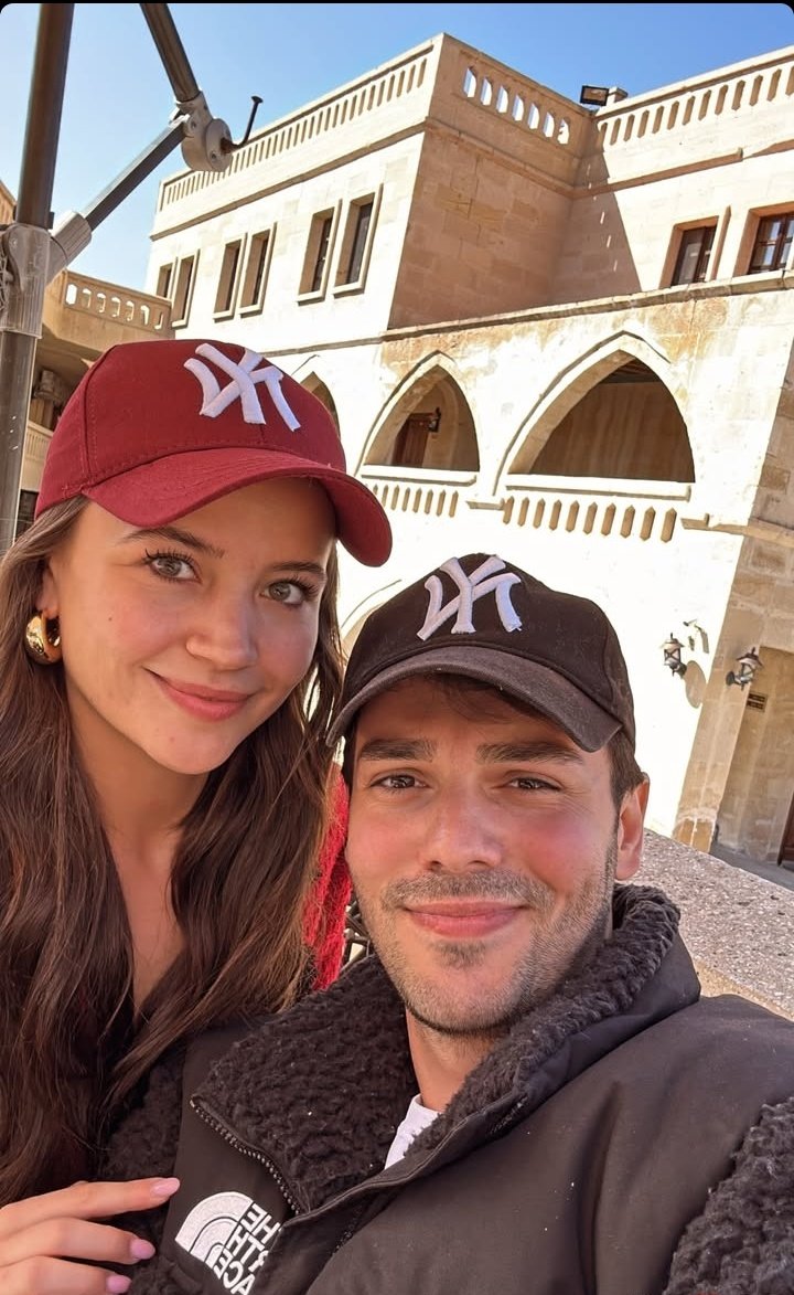 ElmaKhoula10490's tweet photo. The first selfie of the partners together🫠❤️
Their beauty is irresistible😍🔥
#AyRas #YağmurYüksel #KızgınTopraklar https://t.co/ZrcgeJQAt4