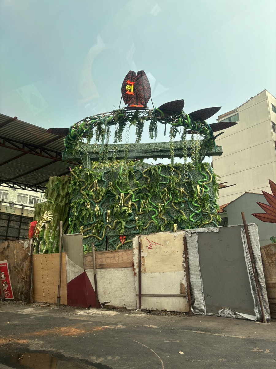 ctrlmctrlv's tweet image. Parada no sinal, olho pro lado e: 

Namoral? Bom demais ser carioca