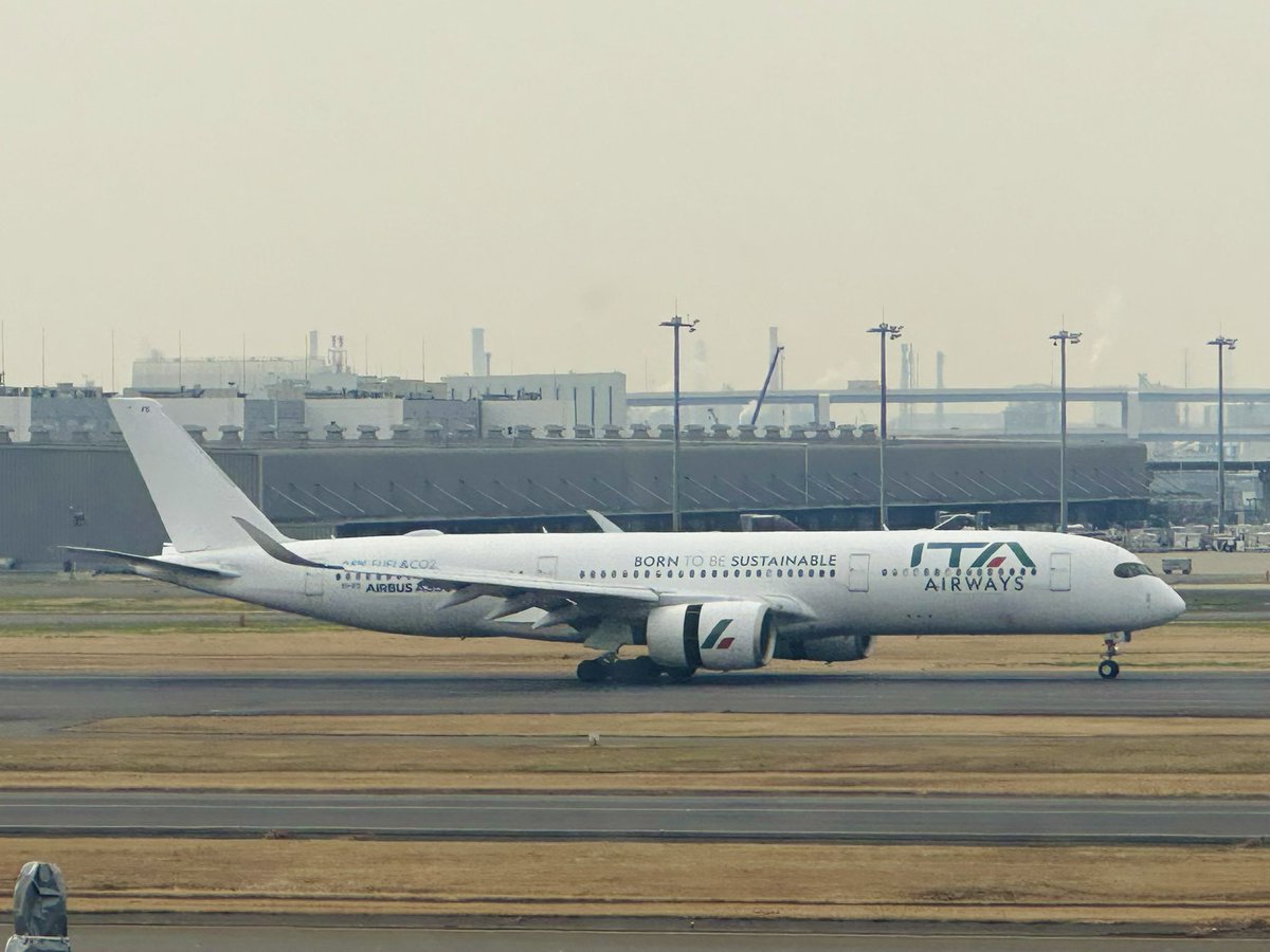 hkbhkkts_31's tweet photo. 先日東京行った時に見たA350たち。

#A350 #JAL #ITY #QTR #羽田空港 #成田空港 https://t.co/j7rcR938PA