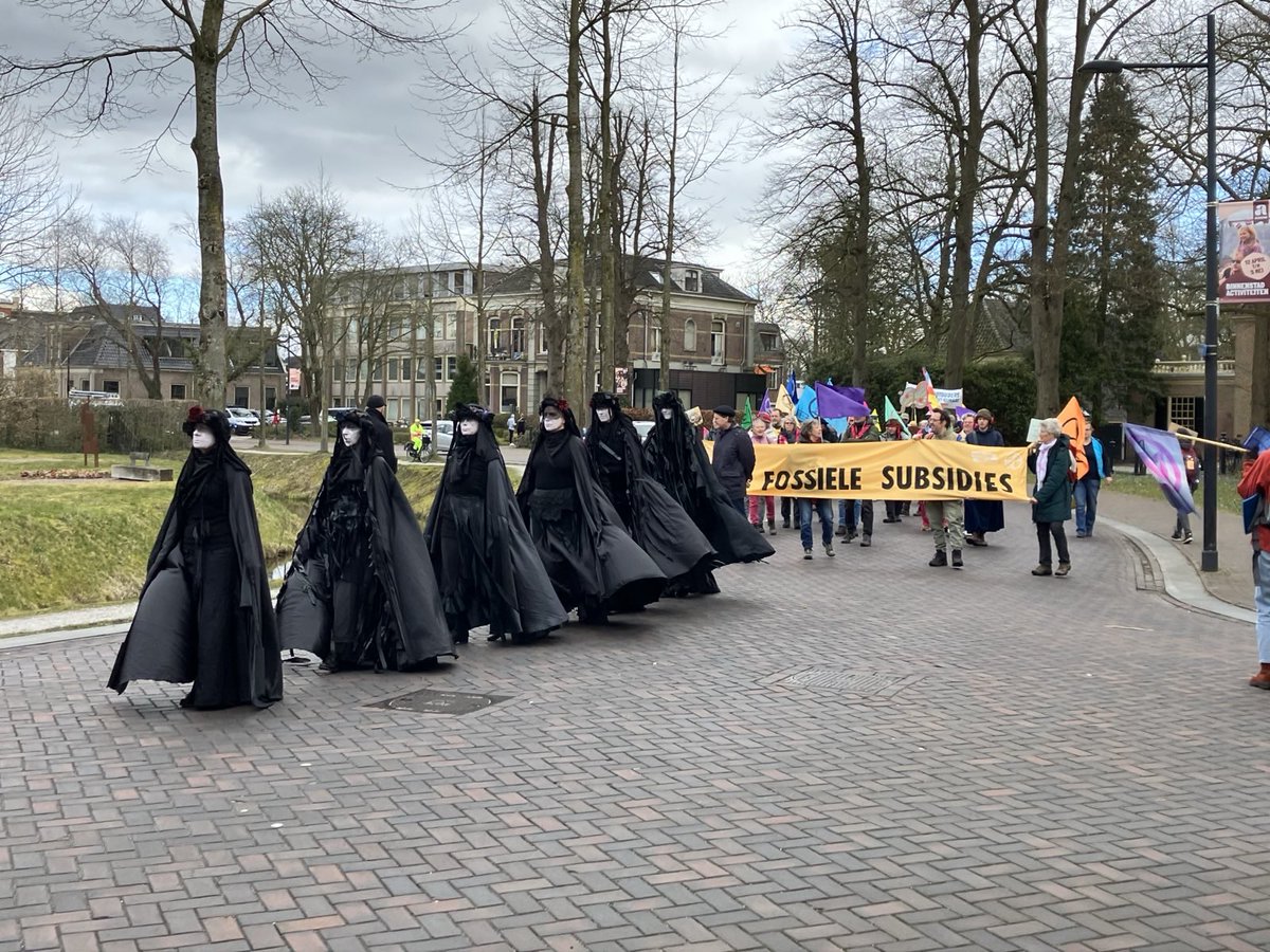 NLRebellion's tweet photo. Vandaag staan we bij de NAM in Assen. Terwijl de aarde opwarmt, blijven zij fossiele brandstoffen oppompen, gespekt door miljarden aan fossiele subsidies. Onze eis is helder: stop per direct alle fossiele subsidies. #OperatieStorm Kijk live mee op https://t.co/WDJYeL3WJB [1/4] https://t.co/WaiSdMZ4nd