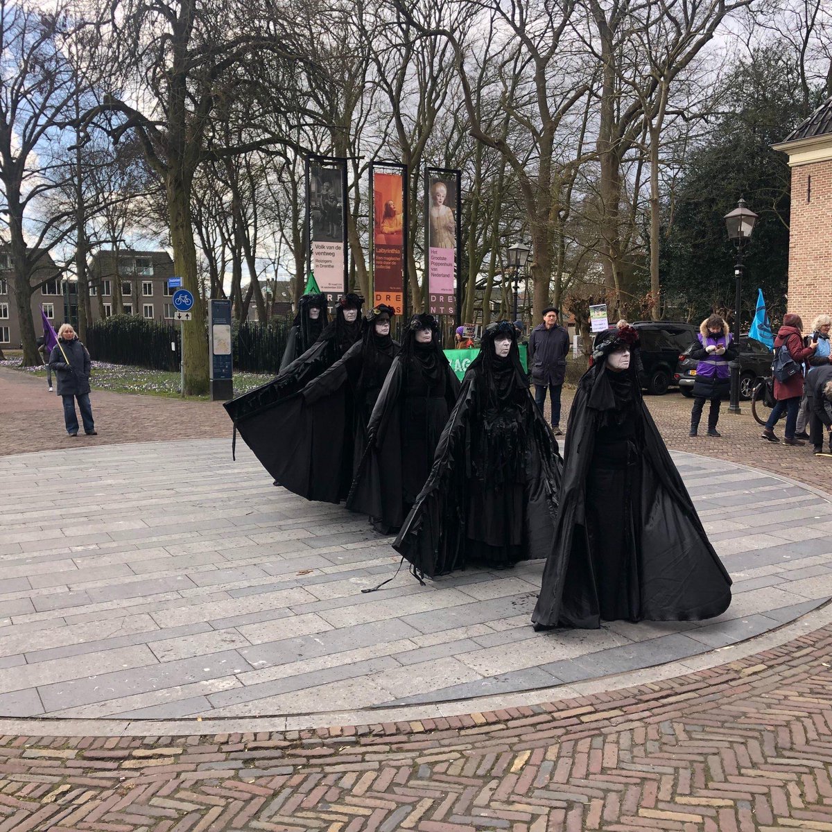 NLRebellion's tweet photo. Vandaag staan we bij de NAM in Assen. Terwijl de aarde opwarmt, blijven zij fossiele brandstoffen oppompen, gespekt door miljarden aan fossiele subsidies. Onze eis is helder: stop per direct alle fossiele subsidies. #OperatieStorm Kijk live mee op https://t.co/WDJYeL3WJB [1/4] https://t.co/WaiSdMZ4nd