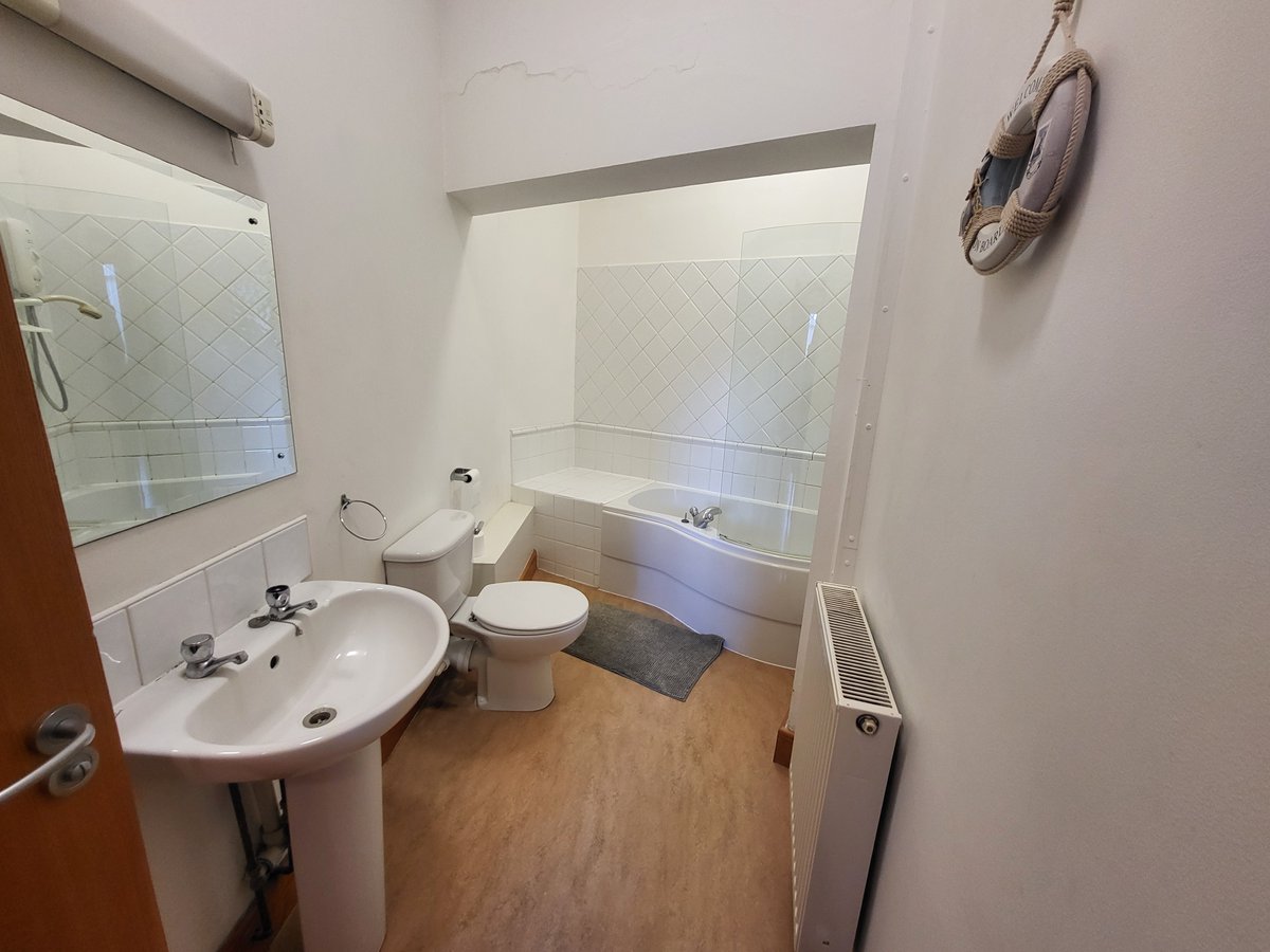 📍 AVAILABLE NOW–Flat 4 Dawson House, 481 Beverley Road, Hull, HU6 7LJ
1 Bedrooms | 1 Reception | 1 Bathroom | 625.00 PCM
🏡1-Bedroom apartment located on the ground floor of Dawson House
☀️ Quiet, peaceful area, located off of Beverley Road, with excellent transport links close