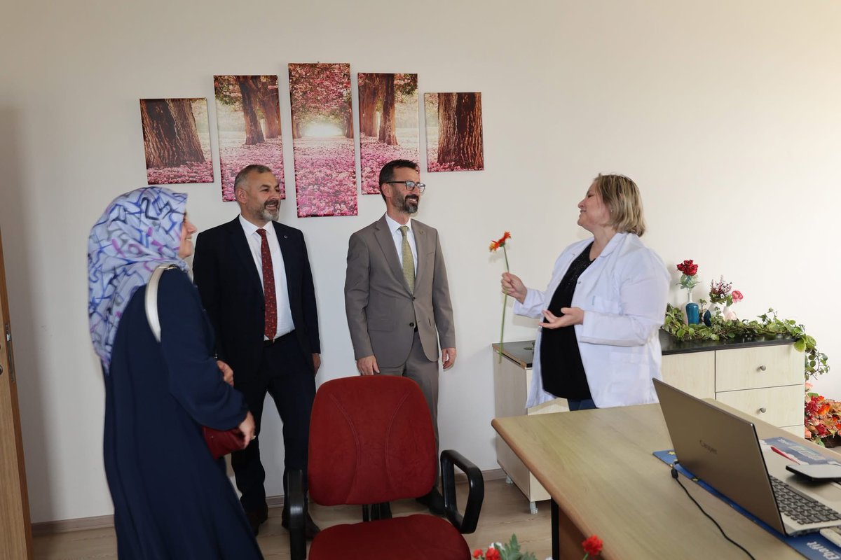 14 Mart Tıp Bayramı münasebetiyle AK Parti Arsin İlçe Başkanımız Sn. Hasan Kızıltan, AK Parti Arsin İlçe Kadın Kolları Başkanımız Sn. Selda Çelik ve teşkilat mensubu kardeşlerimizle birlikte sağlık çalışanlarımızın gününü tebrik ettik.