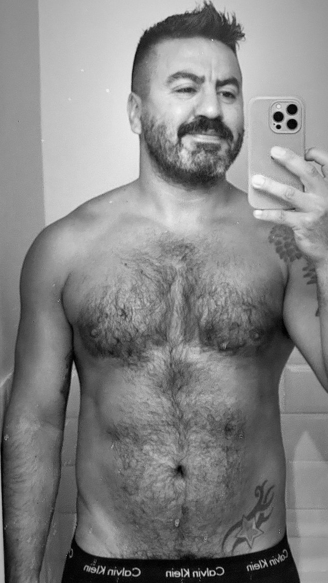 pato_pozo's tweet photo. 🤍🖤 #putiviernes #tgif #WeekendVibes https://t.co/yABOQxEZPC