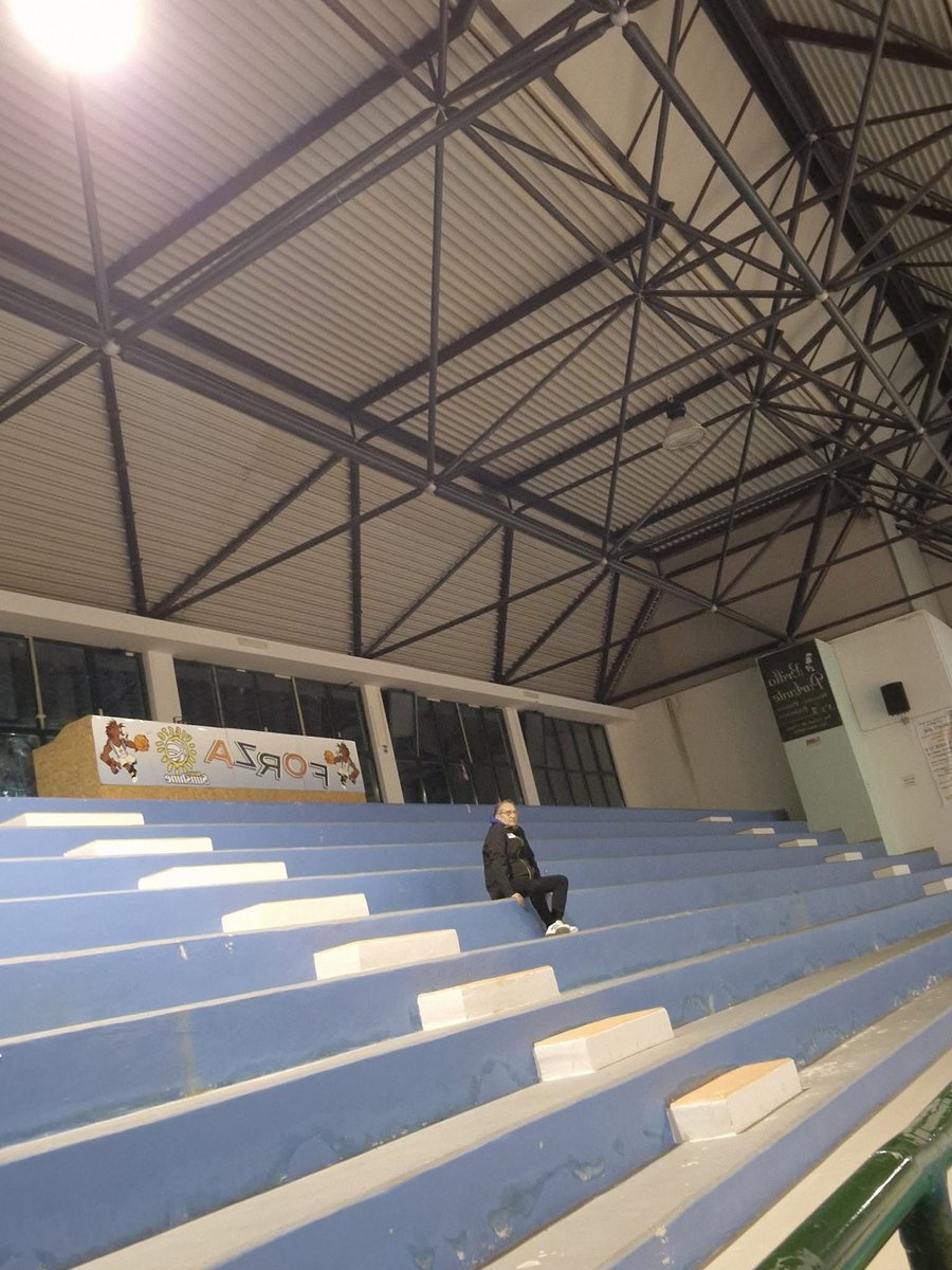 Prima divisione pugliese.
Peschici - Trinitapoli.

La solitudine dell'unico spettatore sugli spalti.
Eroe.

#sempreminors