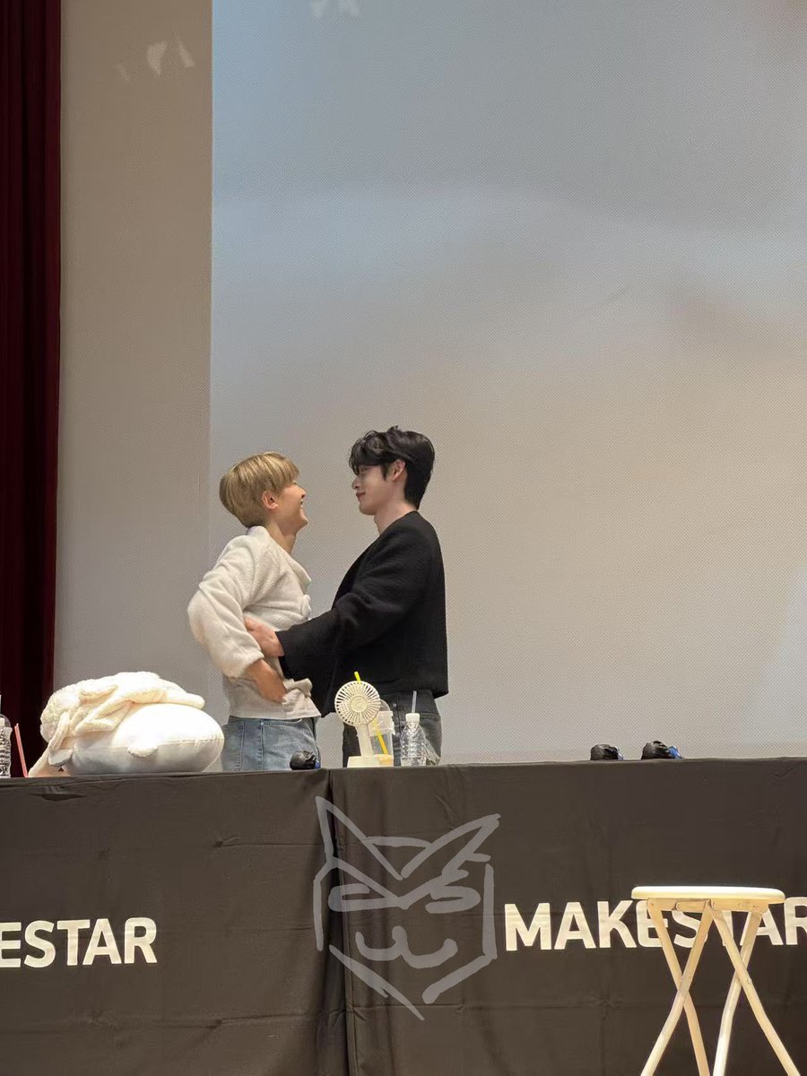 matthew0528jpg's tweet photo. 친구가 나한테 이거 보내줬는데ㅠㅠ
둘이 뭐 해ㅠ https://t.co/jVXI71kiSB