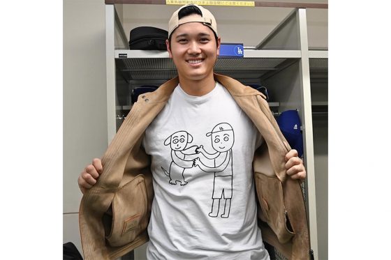 【！？】「マエケンさんこれにサインください」 大谷翔平、“画伯”前田健太製作のシャツ披露
news.livedoor.com/article/detail…

大谷はInstagramに前田が描いたイラストのシャツを公開。イラストは、前田が「アメトーーク」の『絵心ない芸人』で、大谷とデコピンが行った始球式の様子を描いたものだという。