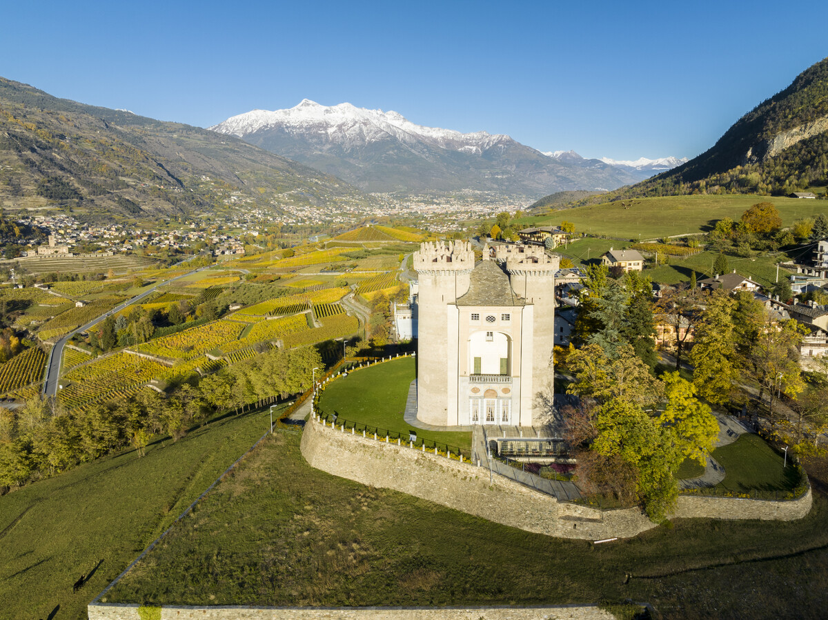 #14marzo La #GiornatadelPaesaggio ci porta a sorvolare l'affascinante #CastellodiAymavilles incastonato tra i vigneti della #ValledAosta.
#landscape #culture 
<a href="/MiC_Italia/">Ministero della Cultura</a>