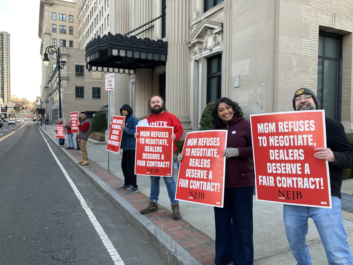 nejbUNITEHERE's tweet image. Dealers won their union over a year ago at @MGMSpringfield. Now they’re taking their message to the street: stop breaking the law, negotiate a fair contract now!