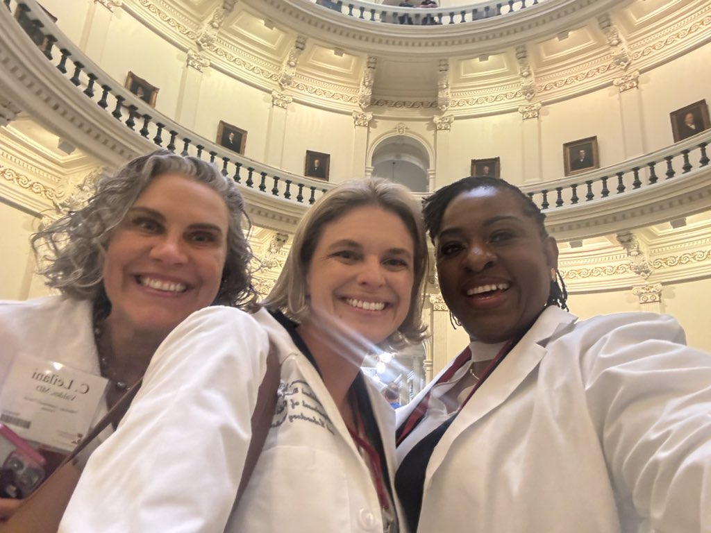UdohAgnes's tweet photo. On March 4th, 2025, over 300 medical doctors, including pathologists, convened at the Texas State Capitol in Austin to advocate for our patients and uphold the integrity of our esteemed profession. Here is to making a true difference. #Advocacy #PatientCare #utmbpathology https://t.co/VsPfxywzhL