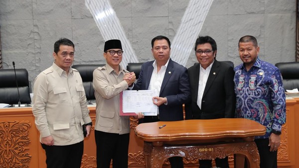 AnisaHayati3's tweet photo. Komisi V DPR RI mendukung Mendes PDT Yandri Susanto ingin mengevaluasi kinerja Tenaga Pendamping Profesional (TPP) karena maju menjadi caleg di Pemilu 2024. https://t.co/2HTm9Mkx1F