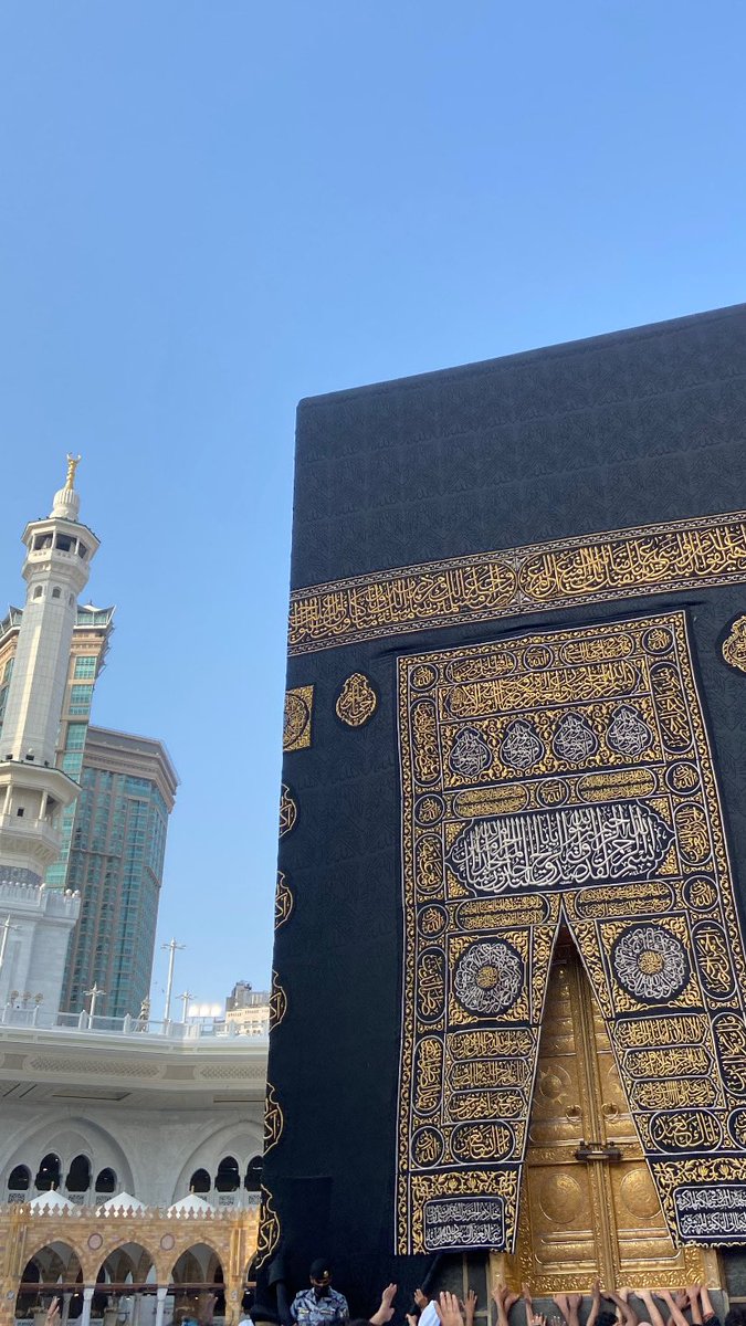a7_kk7's tweet photo. الوقوق هكذا أمام الكعبة مع الله و سلامًا على الدنيا و ما فيها 🕋🩶 https://t.co/j8UWvlJFuY