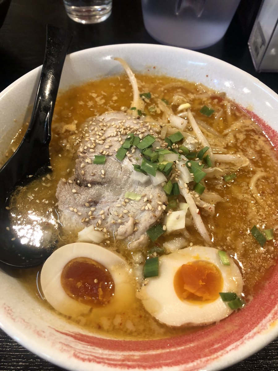 yaoyaururira's tweet photo. 元祖味噌DX+叉焼丼をキメました‼️コクと甘みの味噌スープ、やはり味噌と言えばココというくらいの人気が頷けます🤗チャーシューもふわとろ系で、スープをよく絡めて頂くのが最高に美味しい‼️しおちゃんオススメの叉焼丼も、これだけ目当てで来たいくらいの一杯です👍ご馳走様でした‼️
#熱人G麺 https://t.co/KjYLFDOH5K