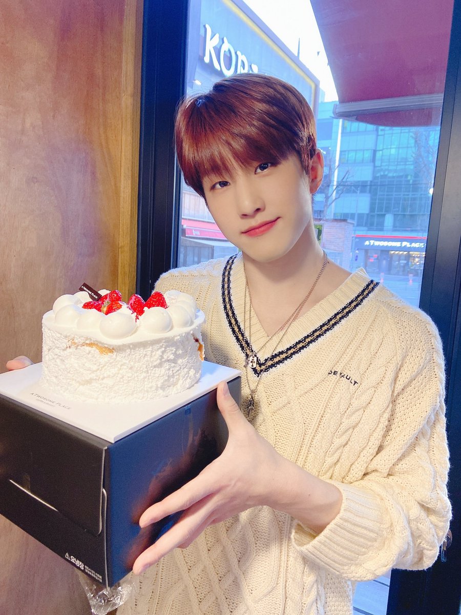Happy birthday to our puppy Jinjin 🐶
He's working so hard so I hope he can spend some time with his family and friends today 🎂

Let's celebrate and show him a lot of love 💜

HAPPY JINJIN DAY 
#강아_진진_생일축하해
#JINJIN #진진 <a href="/offclASTRO/">ASTRO 아스트로</a>