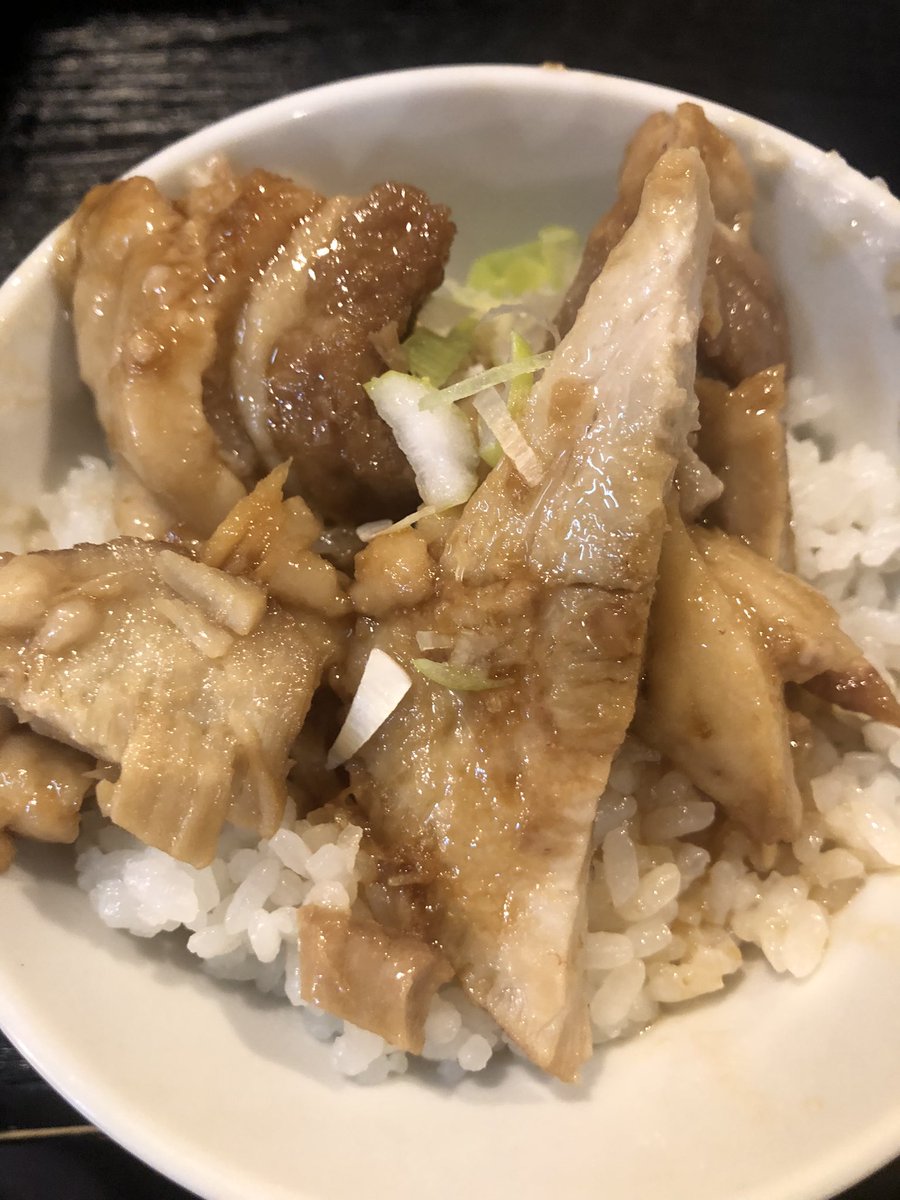 yaoyaururira's tweet photo. 元祖味噌DX+叉焼丼をキメました‼️コクと甘みの味噌スープ、やはり味噌と言えばココというくらいの人気が頷けます🤗チャーシューもふわとろ系で、スープをよく絡めて頂くのが最高に美味しい‼️しおちゃんオススメの叉焼丼も、これだけ目当てで来たいくらいの一杯です👍ご馳走様でした‼️
#熱人G麺 https://t.co/KjYLFDOH5K