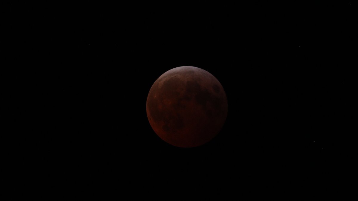 AristeguiOnline's tweet photo. Así se vio el eclipse lunar total desde CDMX; ¡Queremos ver tus fotos! 👇

📷 | Luis Enrique Aguilar Angeles https://t.co/tUjQAqF9Y9