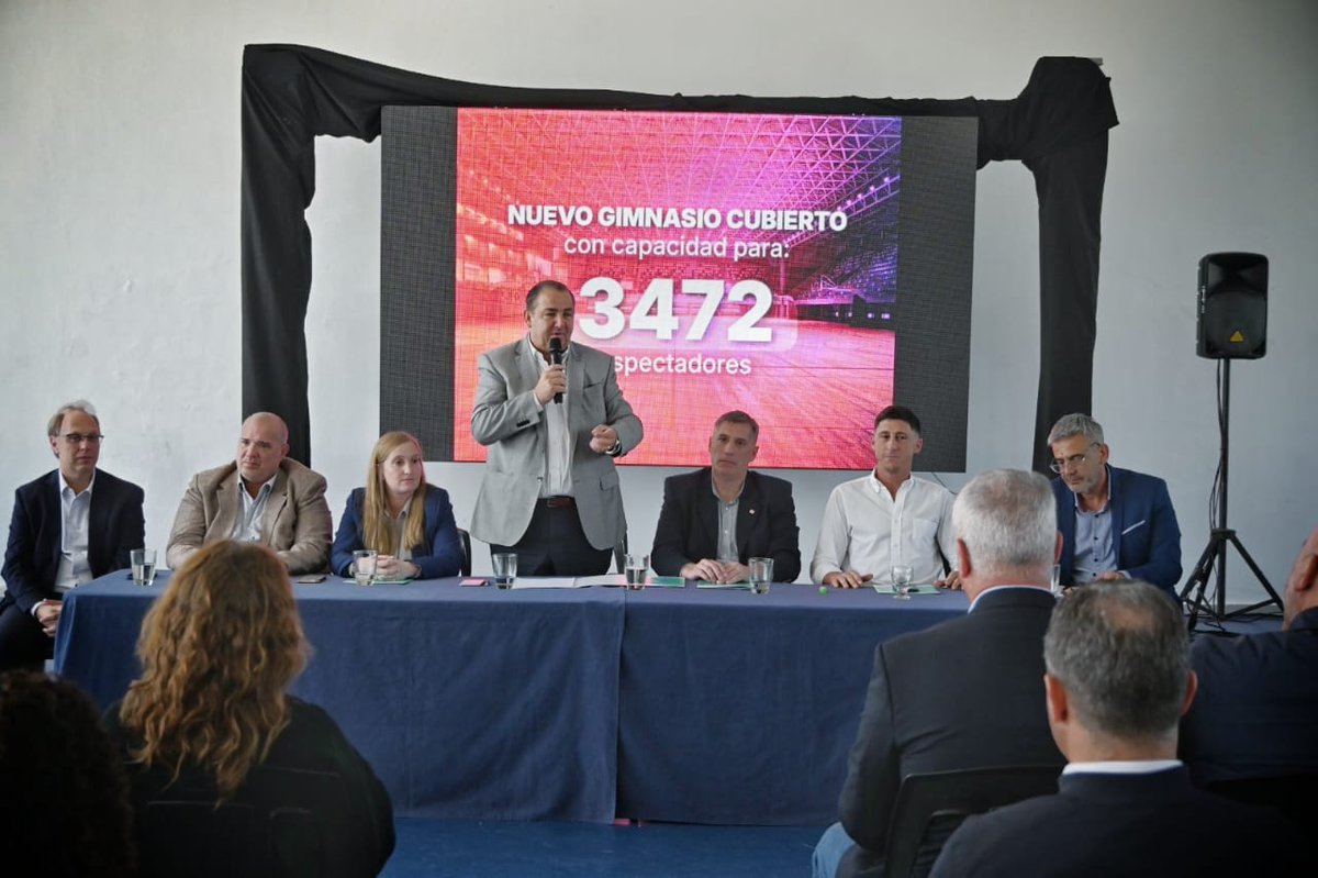 PacoGaribaldi's tweet photo. Ya empezamos a prepararnos para tener la mejor infraestructura para los Juegos Suramericanos 2026. Junto a los ministros @lisandroenrico @vicky_tejeda y @polivares3 abrimos las ocho ofertas presentadas para construir el Microestadio en el Centro de Alto Rendimiento Deportivo (CARD) en la ciudad de Santa Fe, un espacio deportivo apto para distintas disciplinas, pero también para hacer actividades educativas, recreativas y culturales, que nos va a quedar para siempre a los santafesinos.