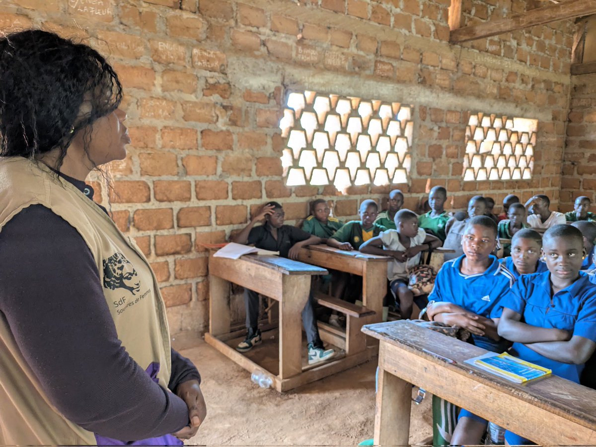 ASDFCameroun's tweet photo. #08Mars2025
Nous étions ce jour au collège d'enseignement secondaire du village ABEM pour une causerie éducative avec les élèves sur le droit à l'éducation et les violences en milieu scolaire.
Une discussion qui a réuni les filles et les garçons sur les préjugés... https://t.co/npTm6Y5nqQ