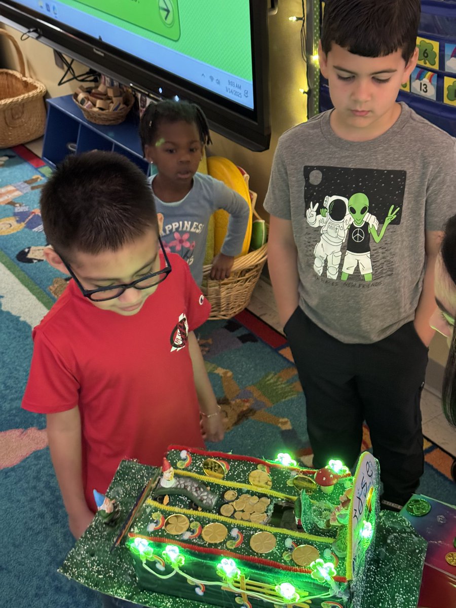 RCPS_EarlyLearn's tweet image. How to catch a Leprechaun? 🍀 
#familyproject #howtocatchaleprechaun 
#prek #dph #pat