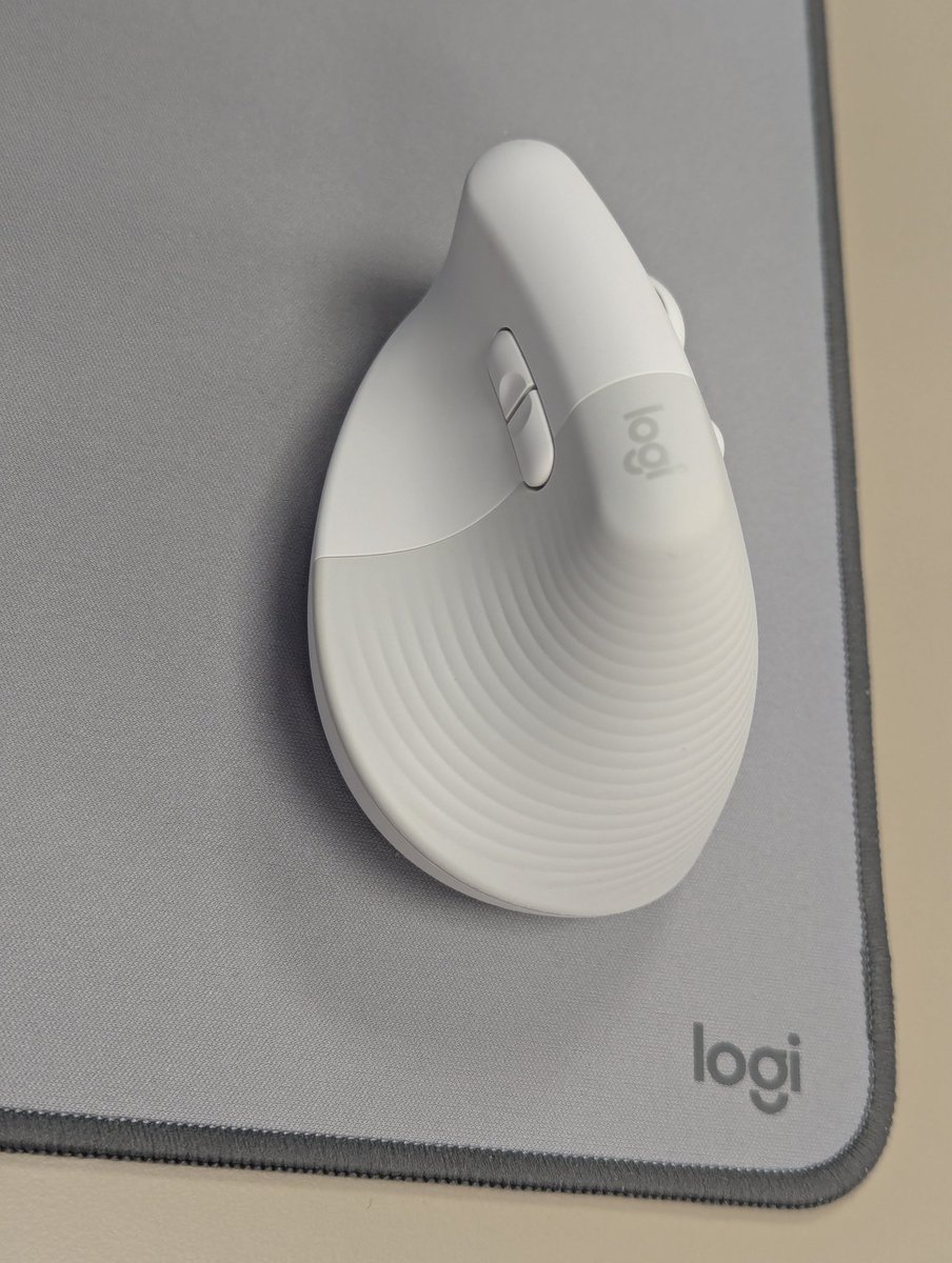JesssicaJinx's tweet photo. @Lyserberg ty! it's the Logitech lift, I figured if I work with a keyboard and mouse all day I might go ergo to at least relieve the tension https://t.co/sFLldGpciQ