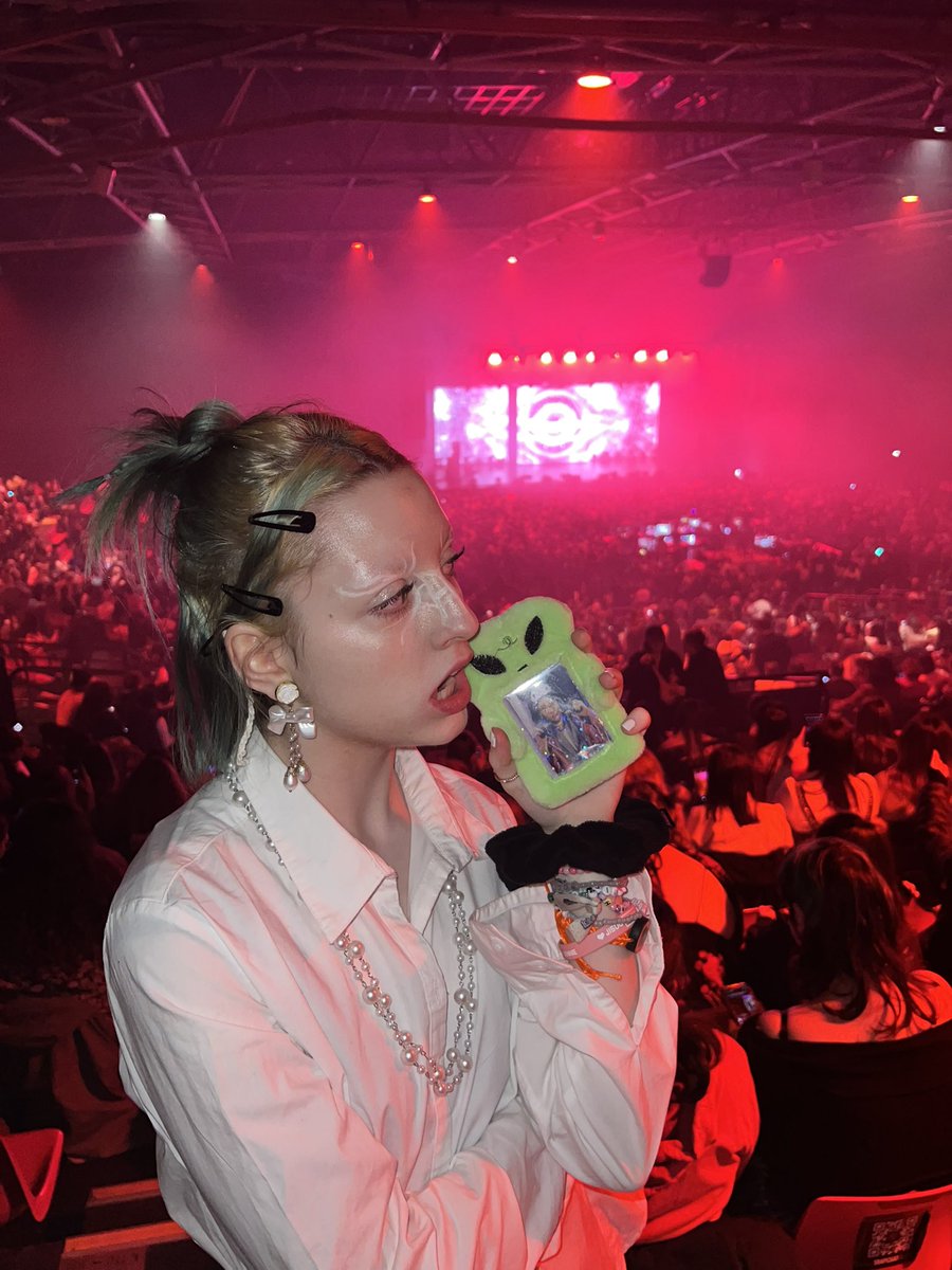 pe4chjinri's tweet photo. And maybe I did cried many times because I finally saw Rozalin after 3years ::3 #rozalin #TAEMIN_in_Paris https://t.co/VMK17eSJXT